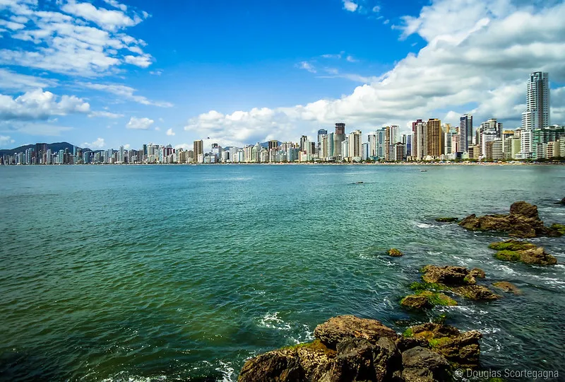 Skyline da Praia Central vista do costão do Pontal Norte